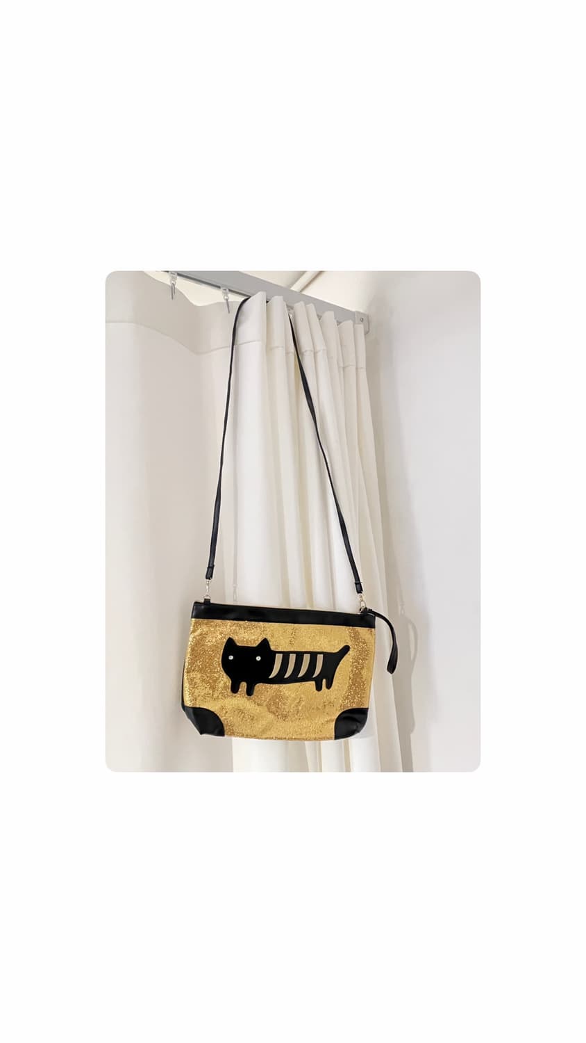 츠모리치사토 골드 반짝이 냐옹 크로스백 🐈‍⬛ 상품이미지1