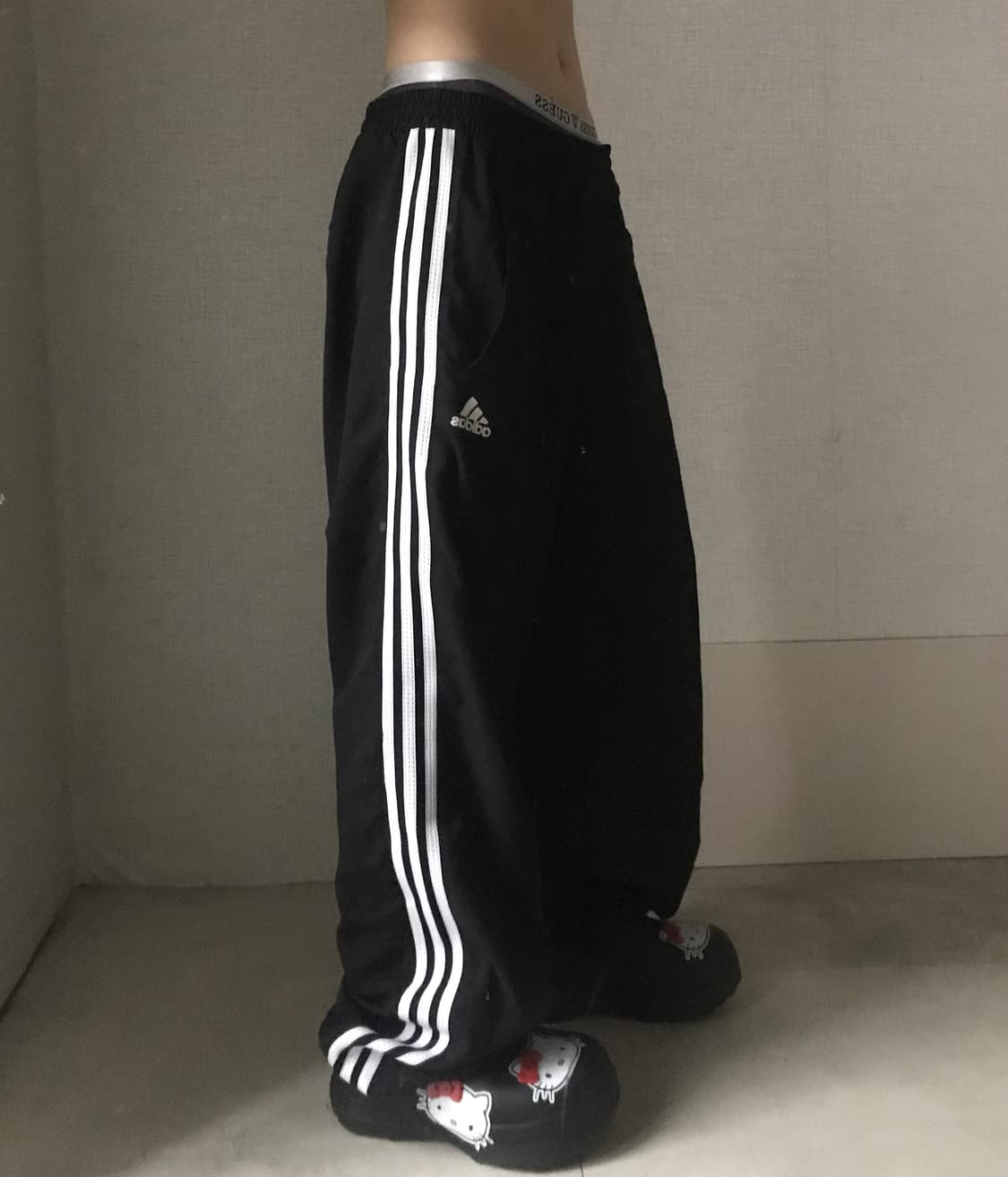 아디다스 블랙 와이드핏 트레이닝 팬츠 상품이미지2