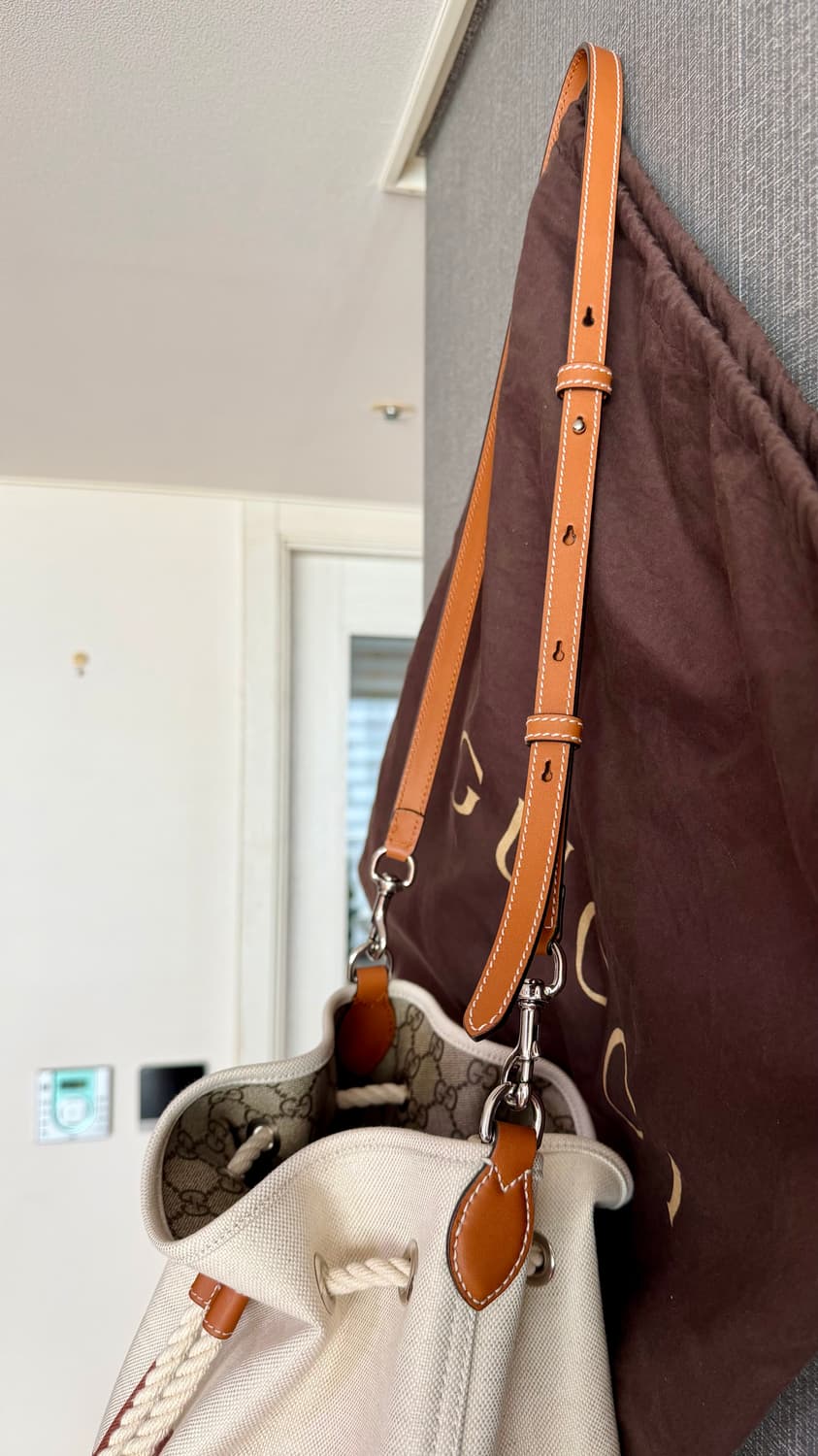 구찌 GUCCI 로고 프린트 GG 수프림 캔버스 가죽 트리밍 버킷백 상품이미지3