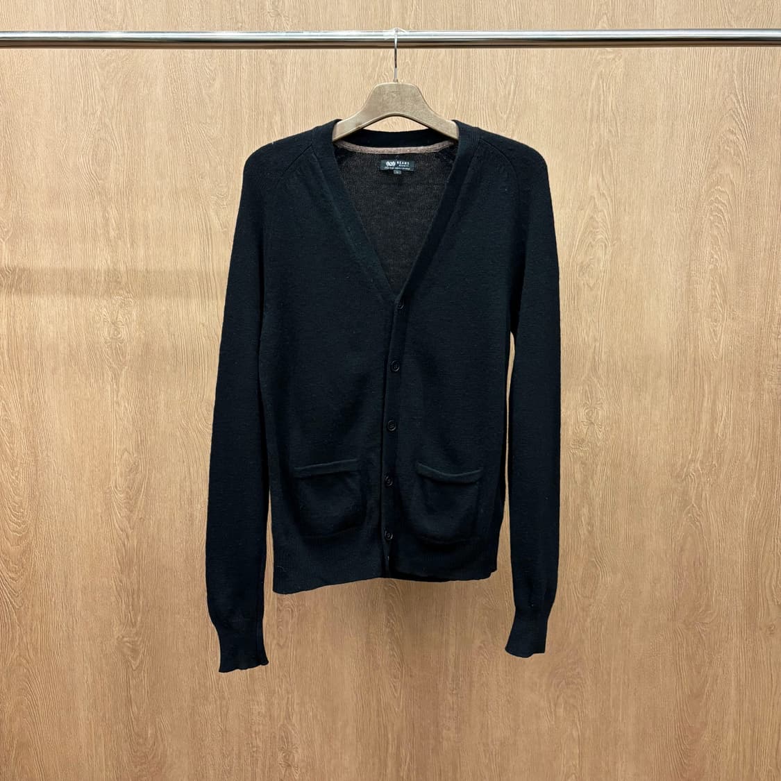 빔즈 하트 울 브이넥 베이직 가디건 패치 포켓 리브 마감 디테일 블랙 상품이미지2