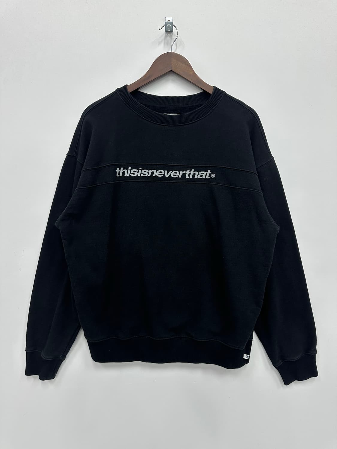 디스이즈네버댓 블랙 맨투맨  상품이미지1