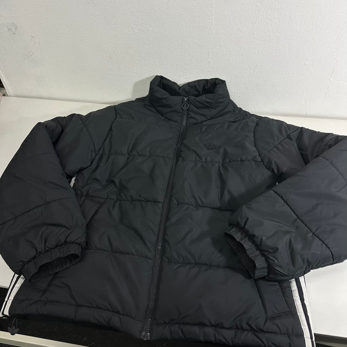 M 아디다스오리지날 블랙 불꽃로고 패딩점퍼 상품이미지3