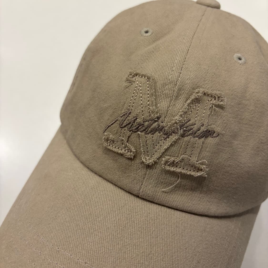 마뗑킴 베이지 M 자수 볼캡 모자 상품이미지2