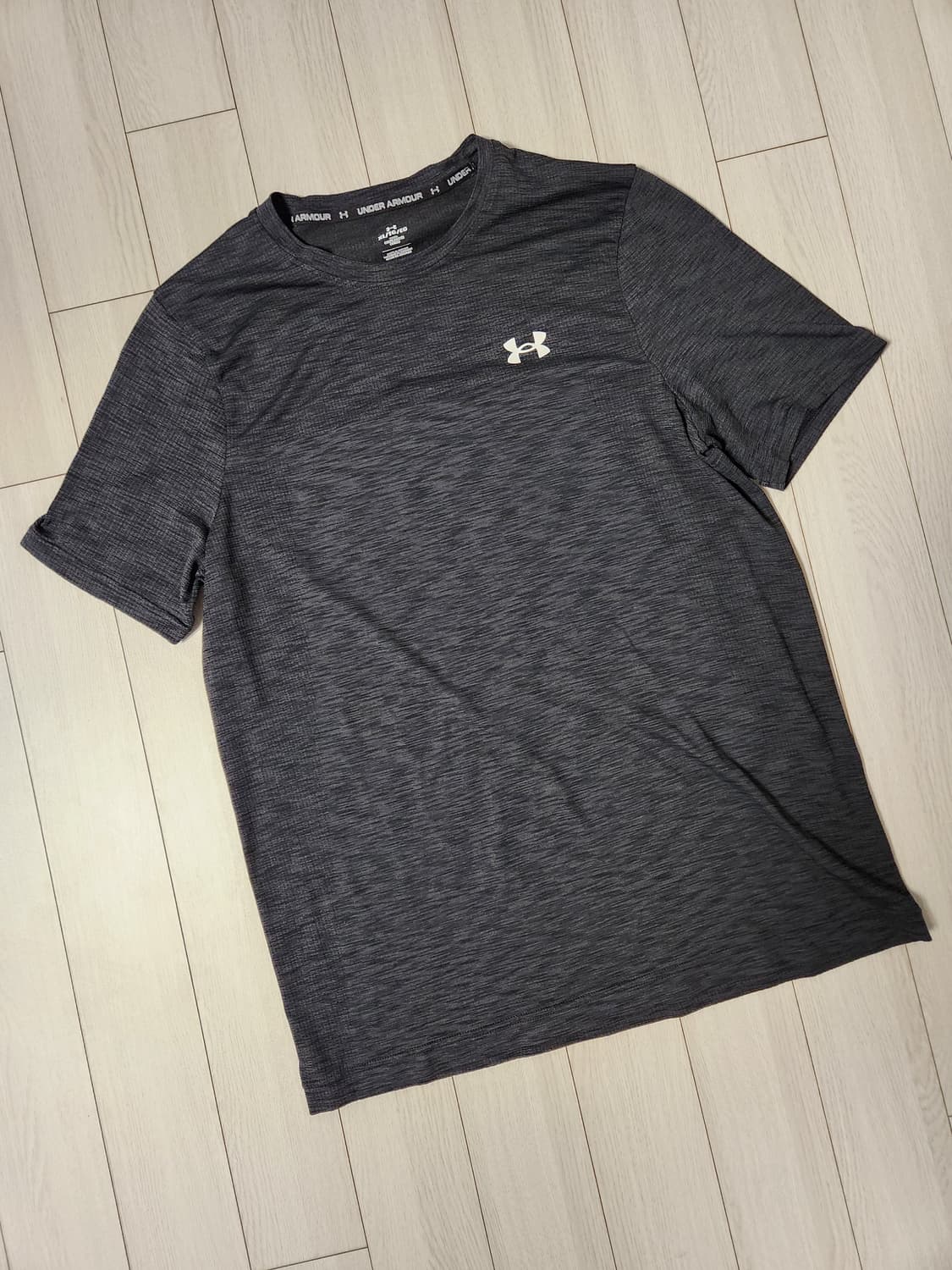 언더아머 기능성 반팔 티셔츠 블랙xl

오염 하자 없이 깨끗해요^^

세 상품이미지1