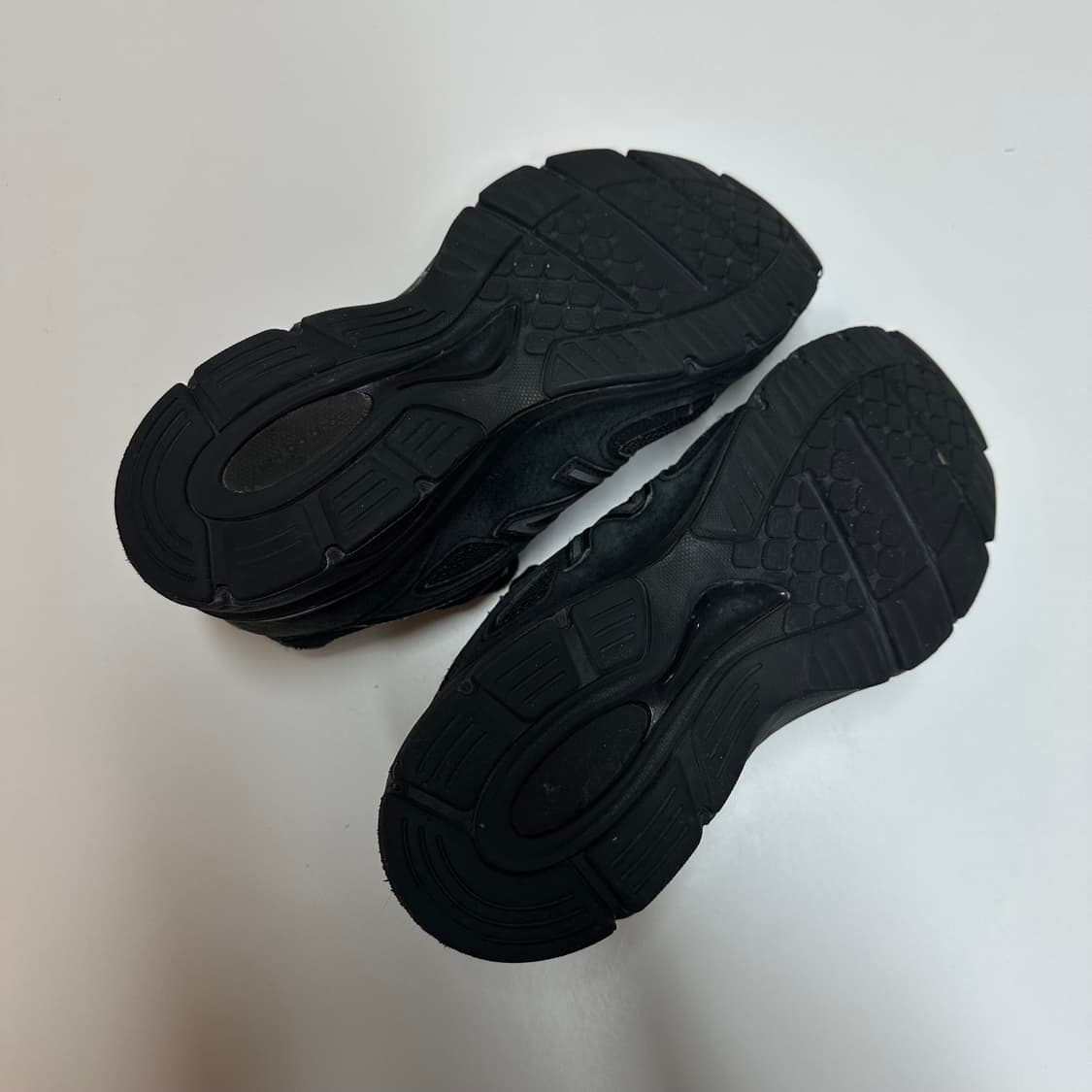 뉴발란스 990v4 트리플블랙 255  상품이미지4