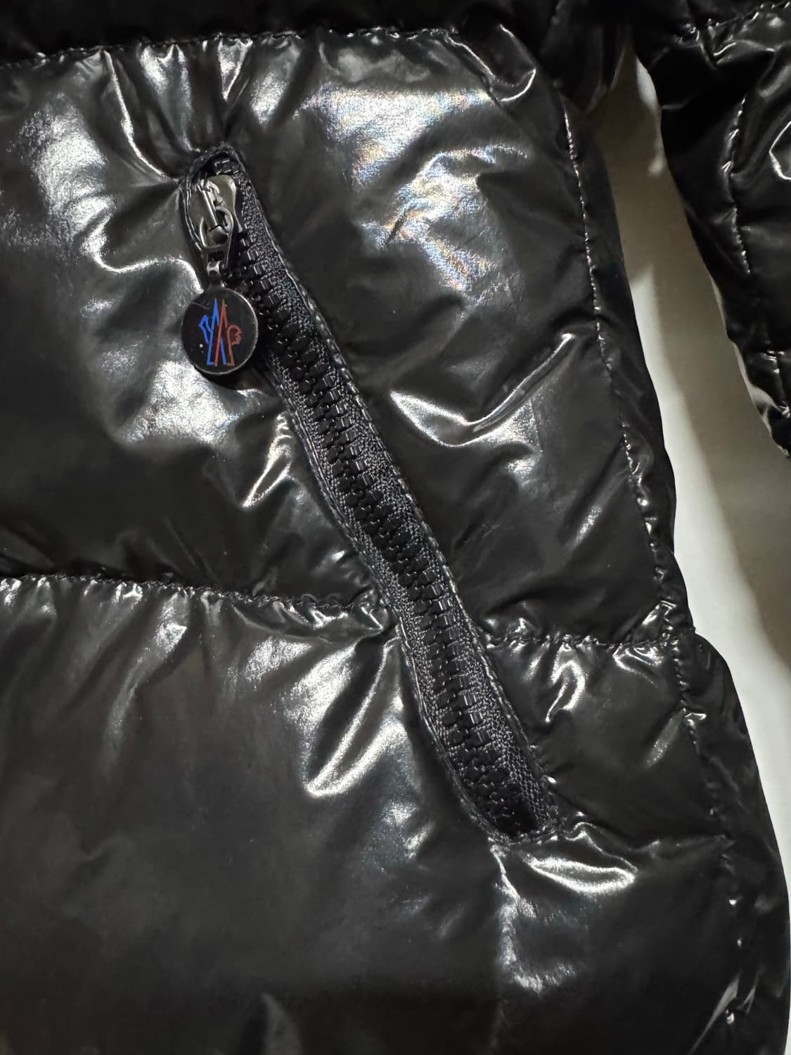 1 몽클레어 빅와펜 유광 여성 패딩 상품이미지4