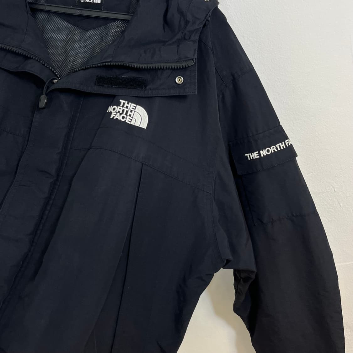 The North Face black windbreaker 상품이미지4