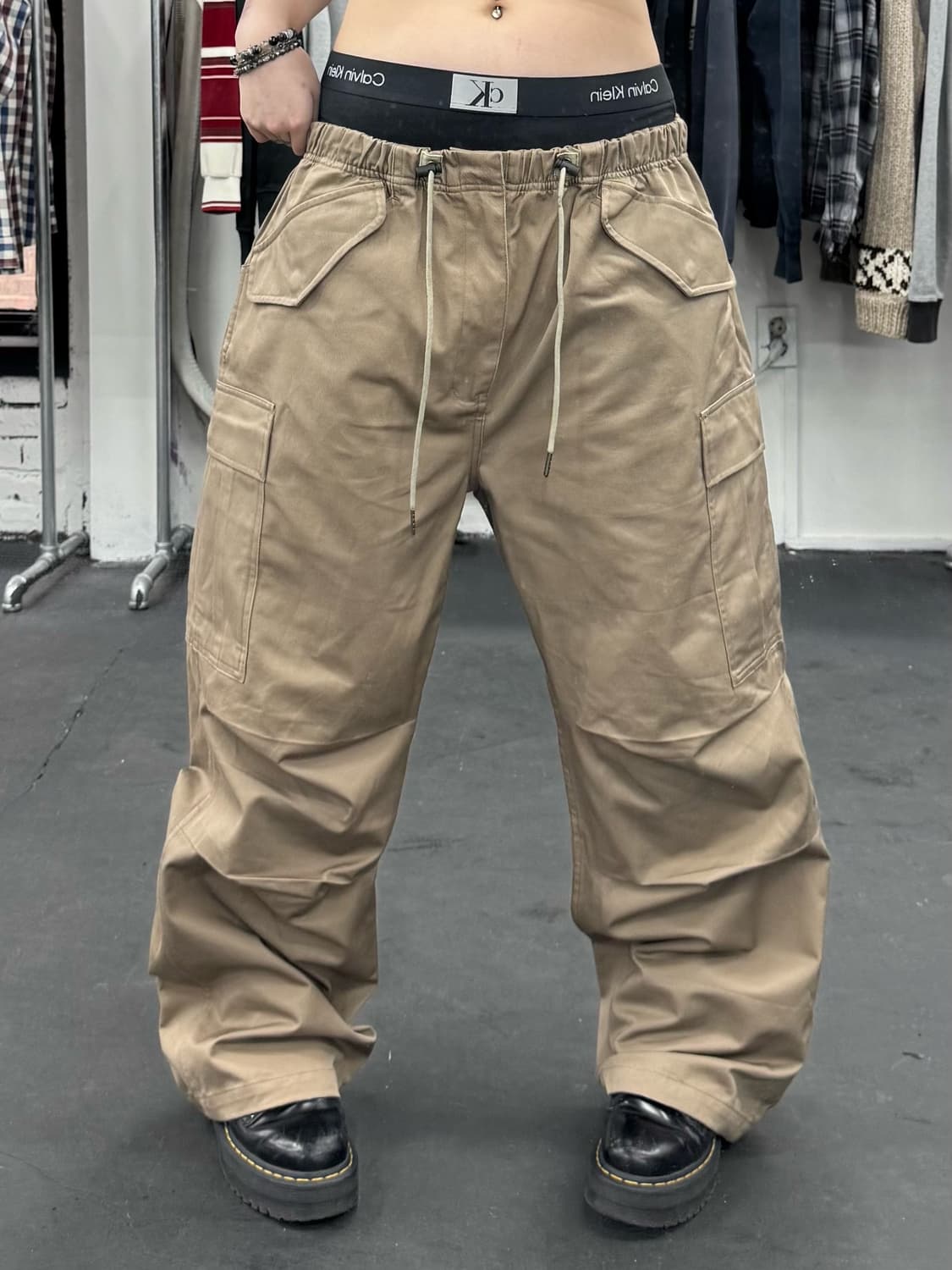 아웃스탠딩 베이지 카고팬츠 상품이미지1