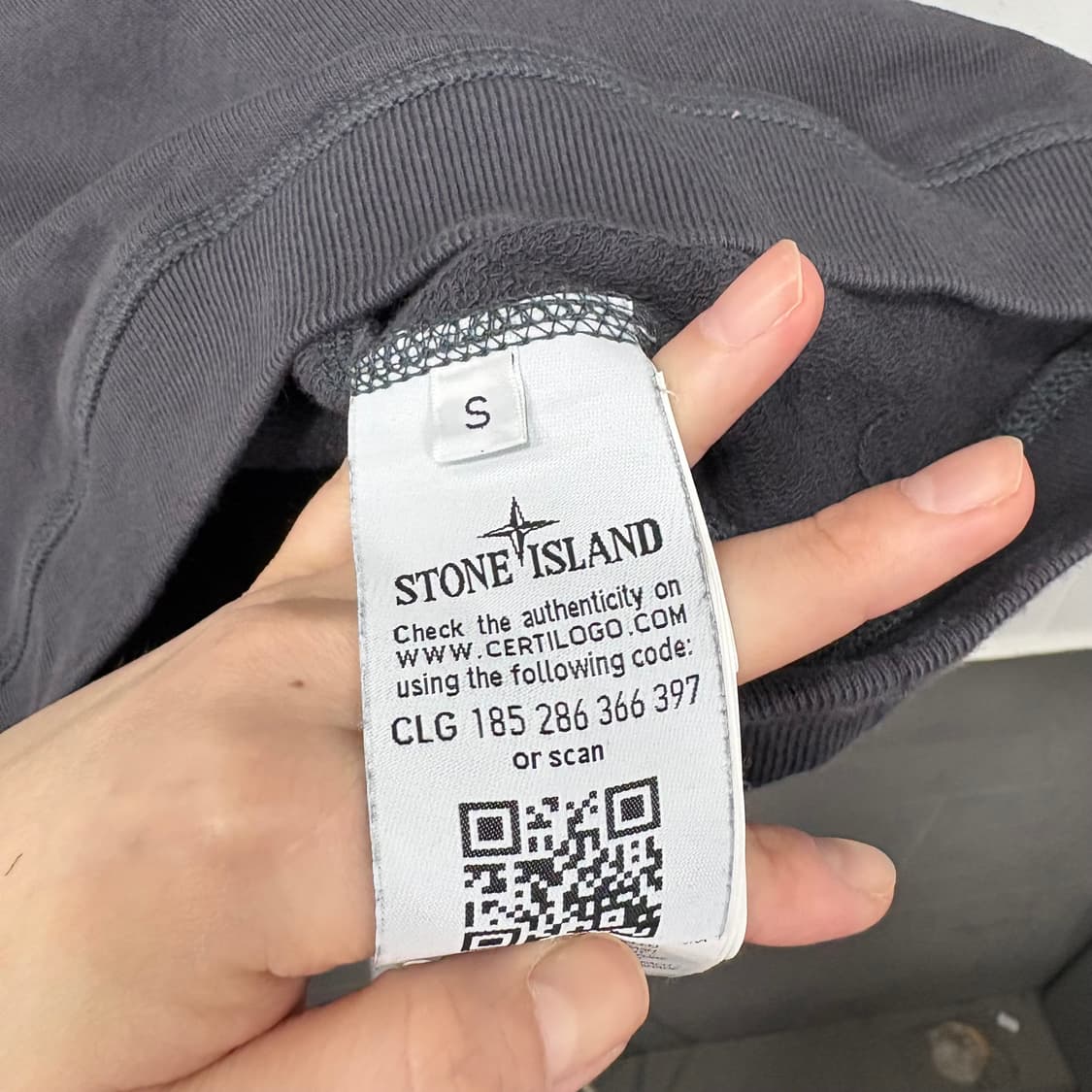 스톤아일랜드 시그니처 와펜 로고 패치 맨투맨 상품이미지4