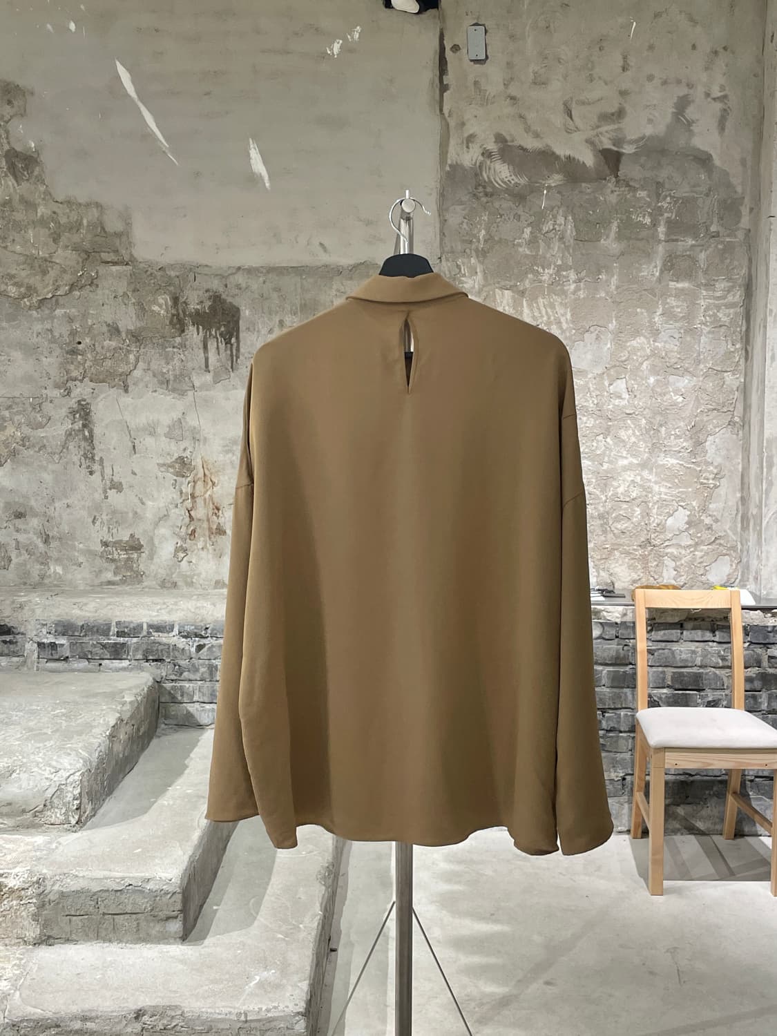 질샌더 베이지 논 버튼 타이 슬리브 레이온 셔츠 상품이미지6