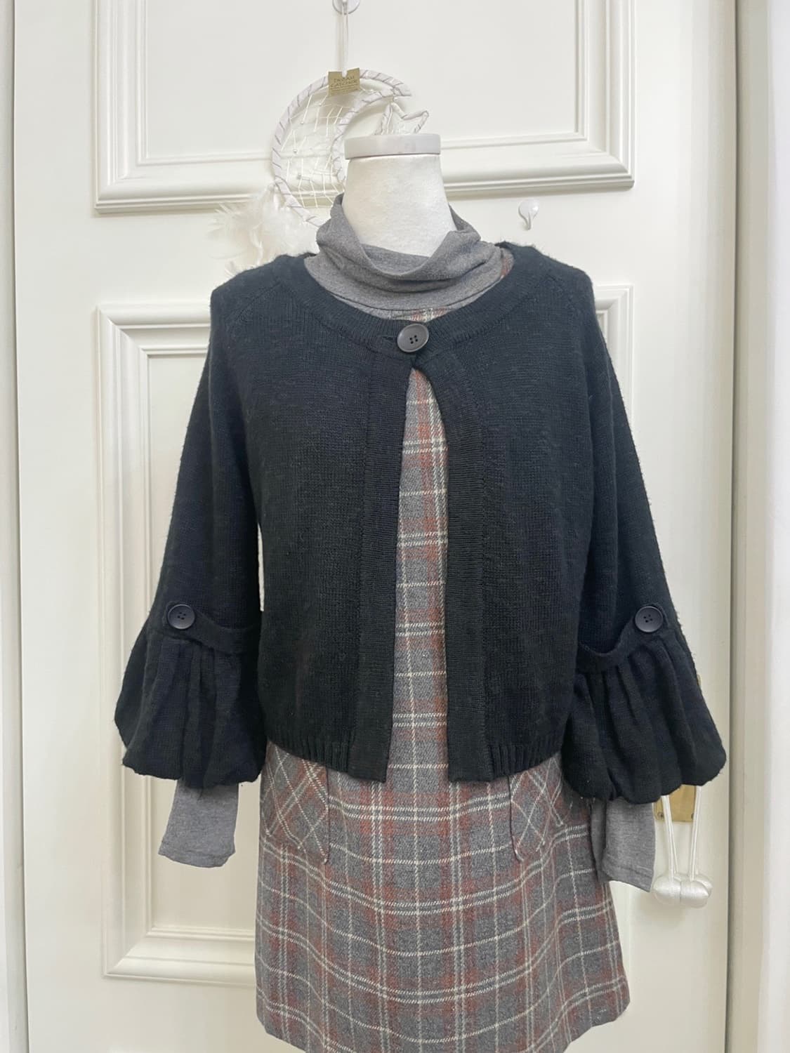 black button point sleeve flare cardigan 상품이미지1