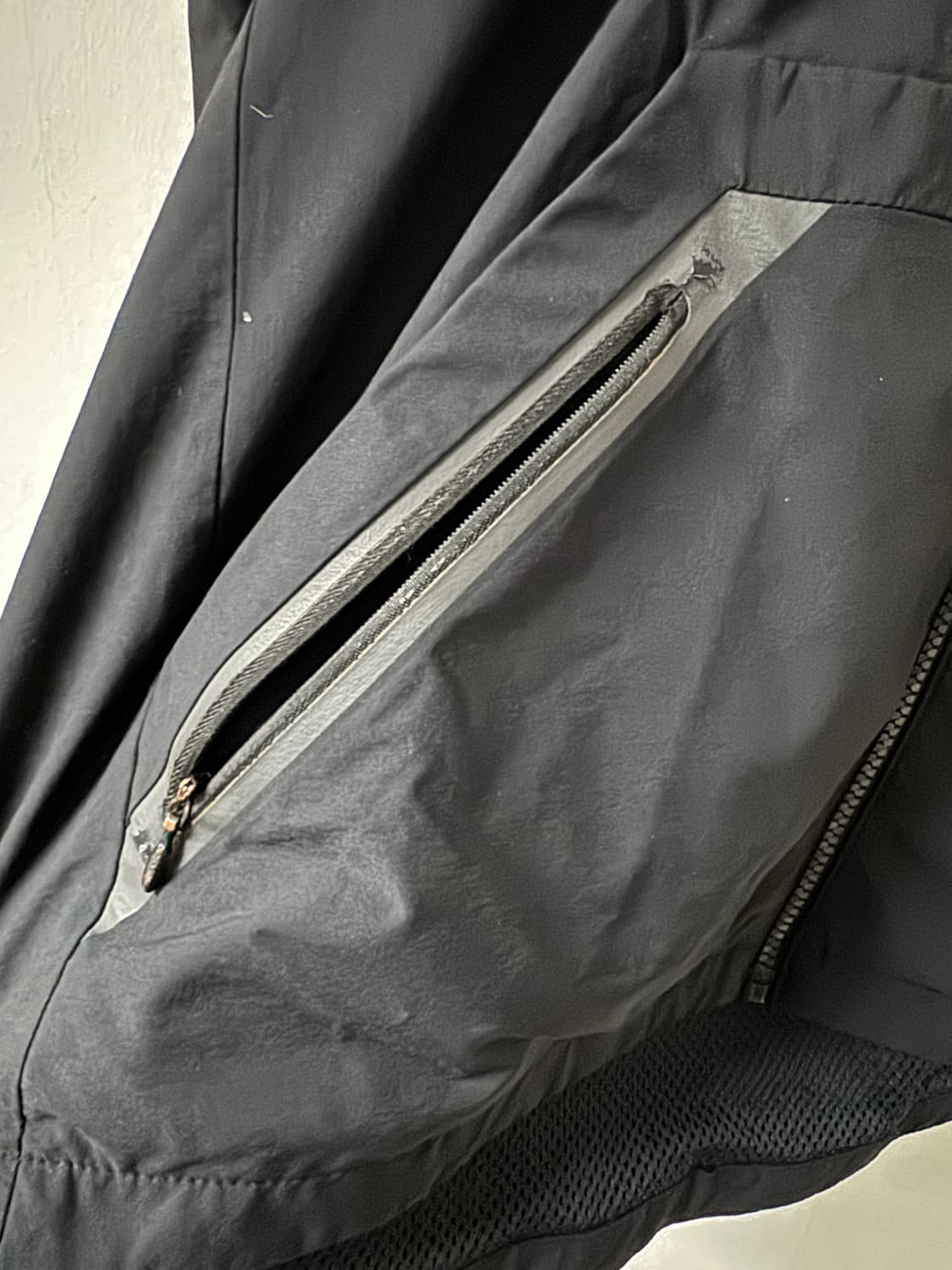 데상트 로고 후드 바람막이 자켓 L 블랙 상품이미지5