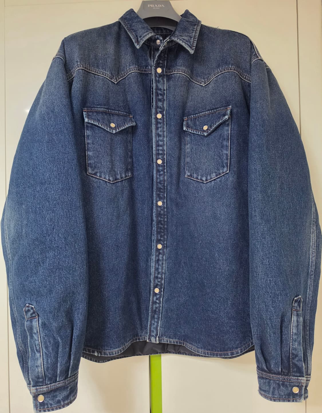 새상품급 실착1회 프라다 데님 셔츠 자켓 XL 100-105사이즈 오버핏 상품이미지1