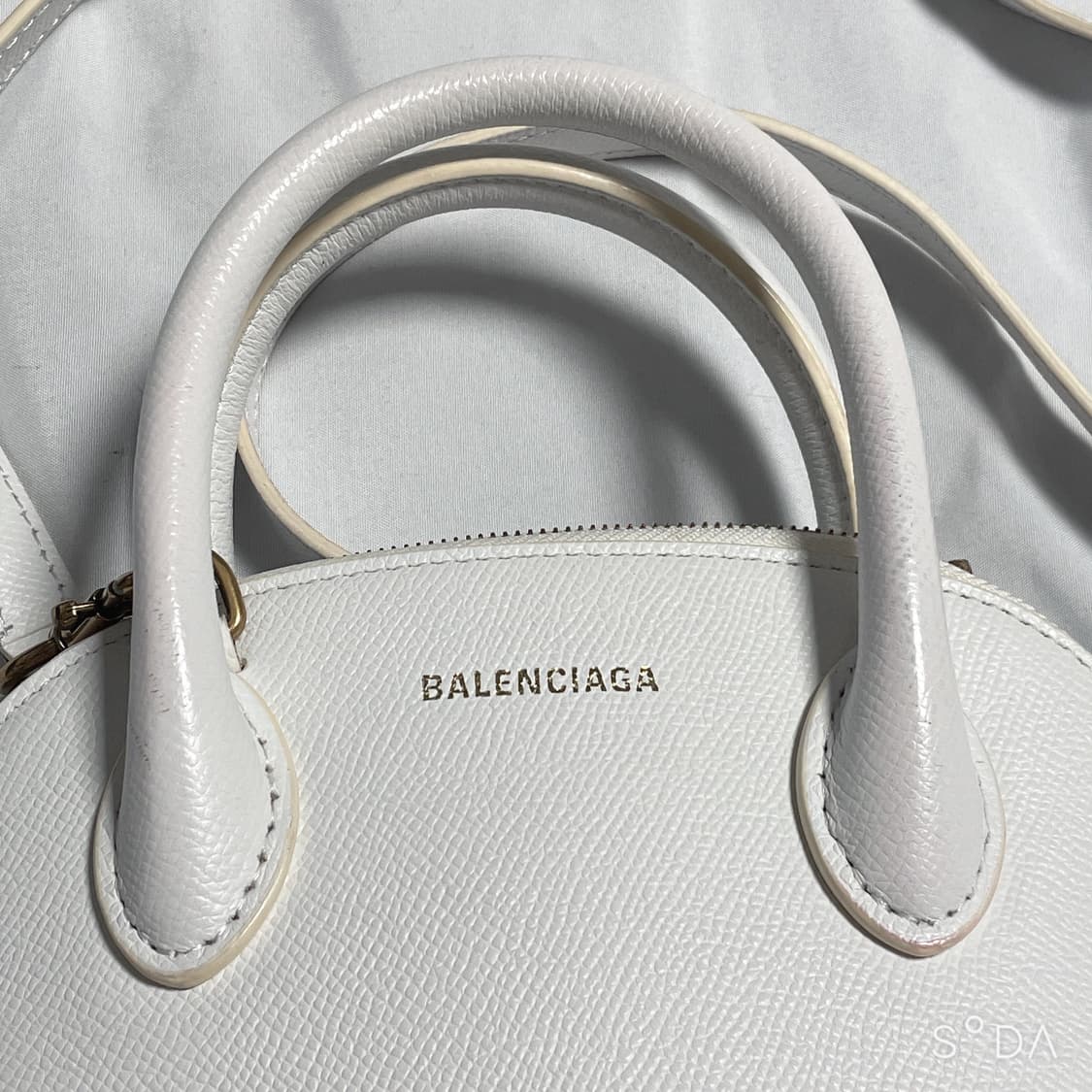 발렌시아가 빌탑 크로스백 화이트 상품이미지4