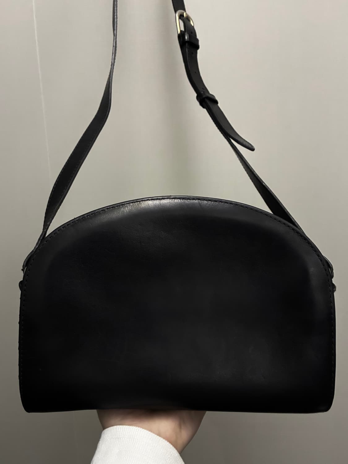 APC 아페쎄 하프문 레더 가죽 크로스백 가방 블랙 상품이미지5