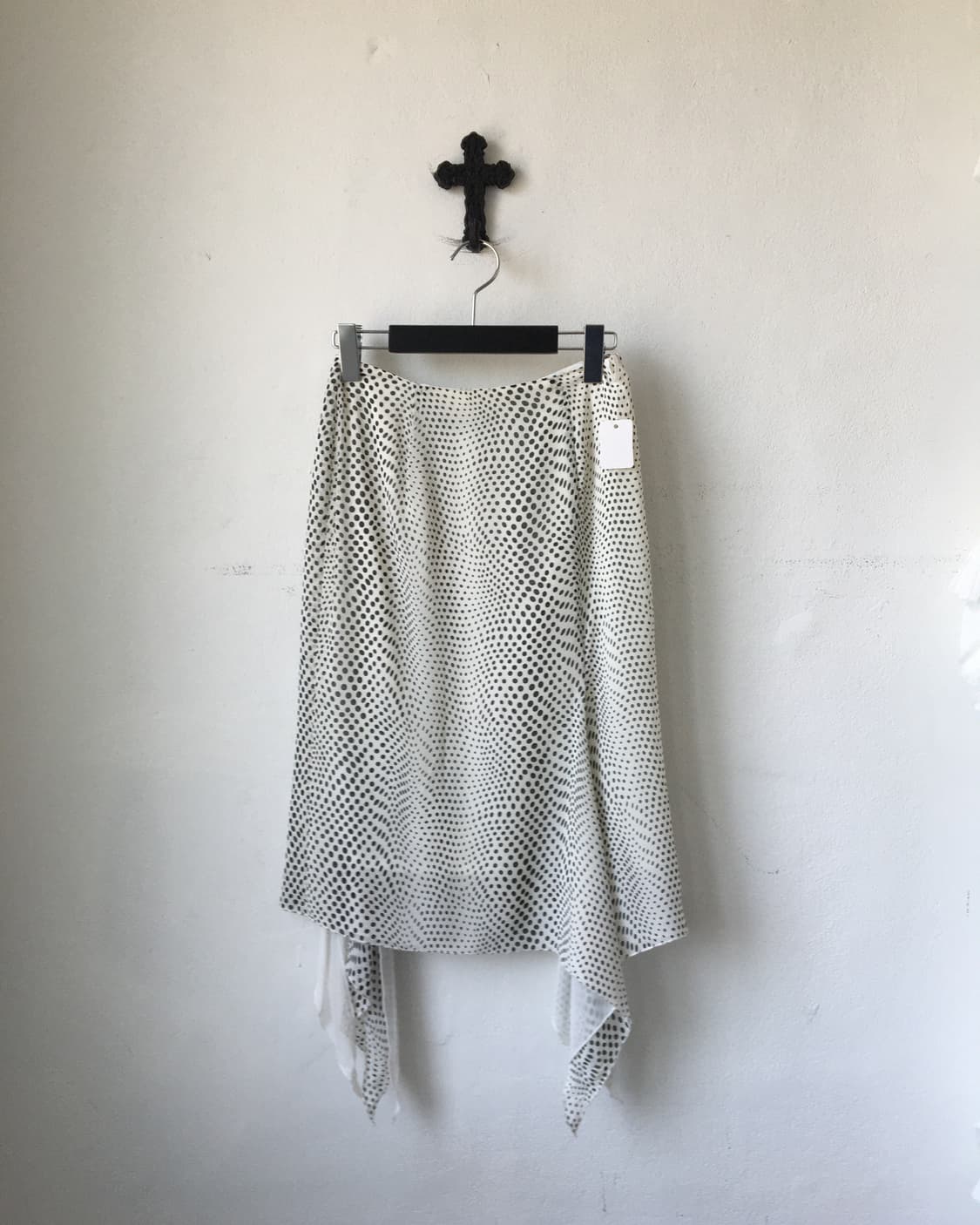 Dot pattern unbalanced drop point skirt 상품이미지1