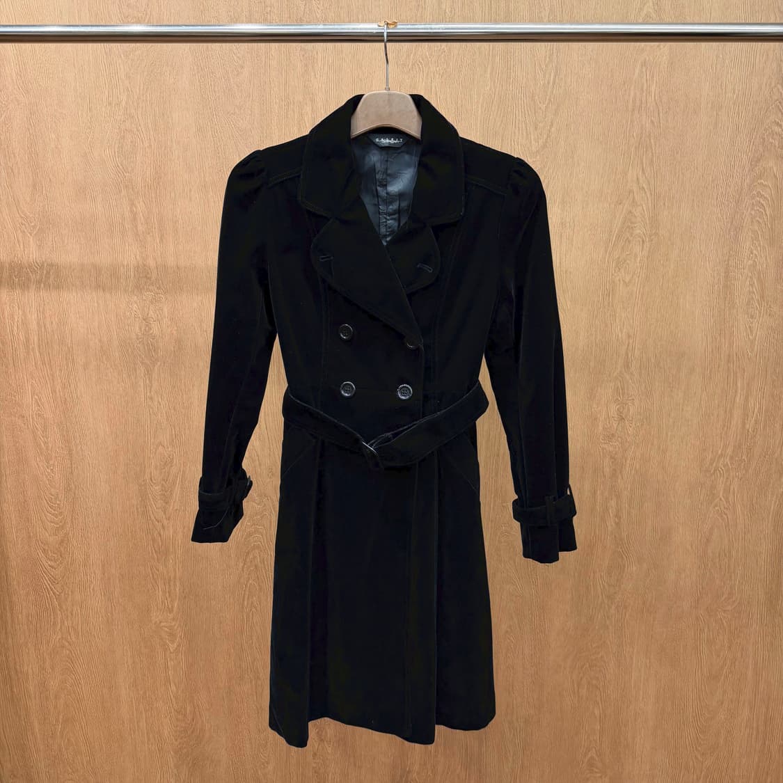 JPN 슬림핏 벨벳 롱 코트 더블 버튼 허리 벨트 숄더 셔링 디테일 블랙 상품이미지2