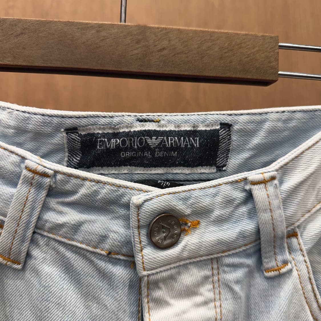 엠포리오 아르마니 데님 팬츠 프레이드 패치 백포켓 블랙 로고 디테일 연청 상품이미지7