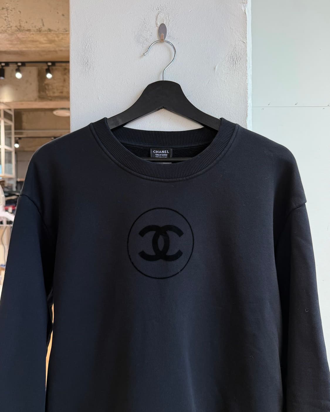 샤넬 유니폼 블랙 로고 자수 스웻 셔츠  상품이미지3