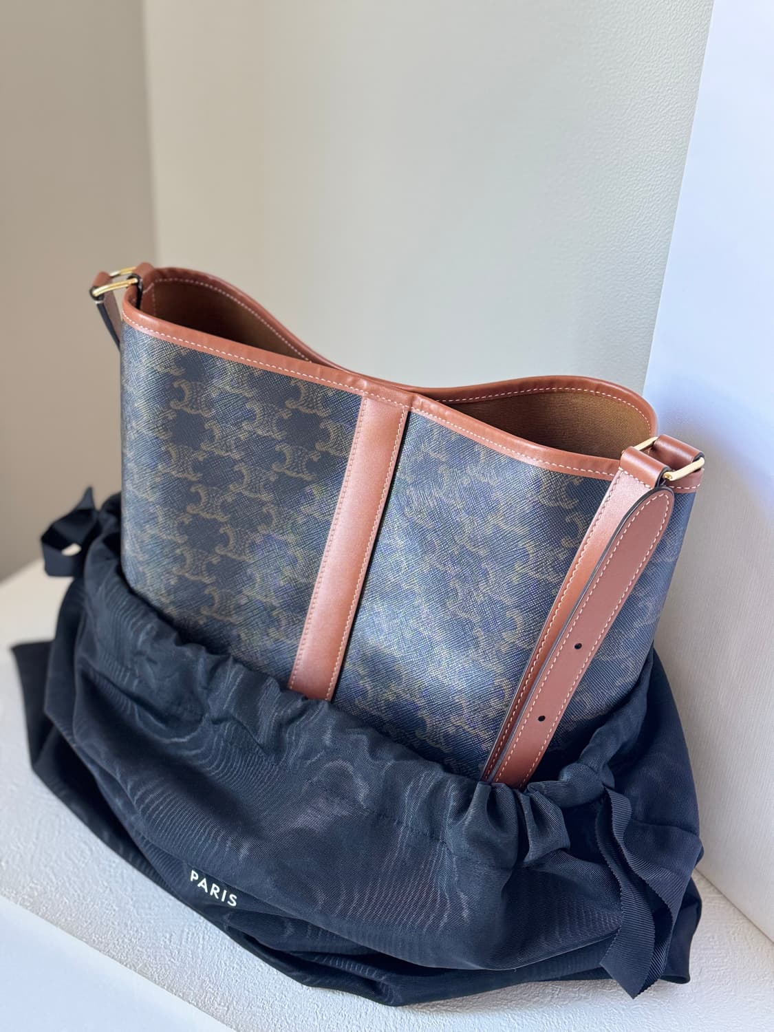 셀린느 트리오페 캔버스 카프스킨 버킷백 미듐 탄 상품이미지3