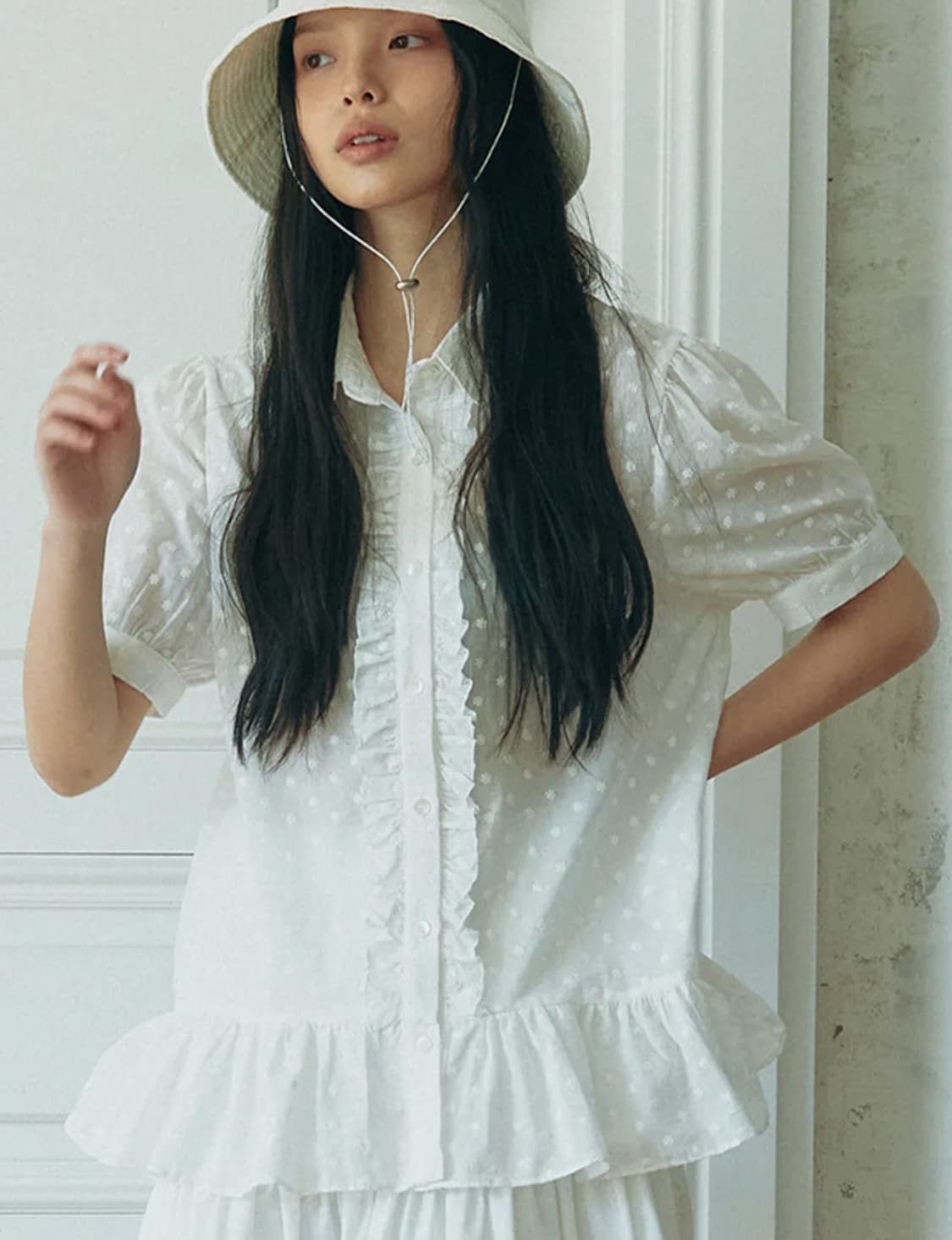 아이브 레이 착용 쿠키시 러플 도트 반팔 블라우스 화이트 상품이미지3