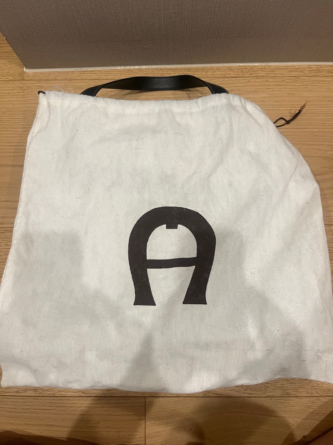 [정품]아이그너 블랙 가죽 토트백 상품이미지3