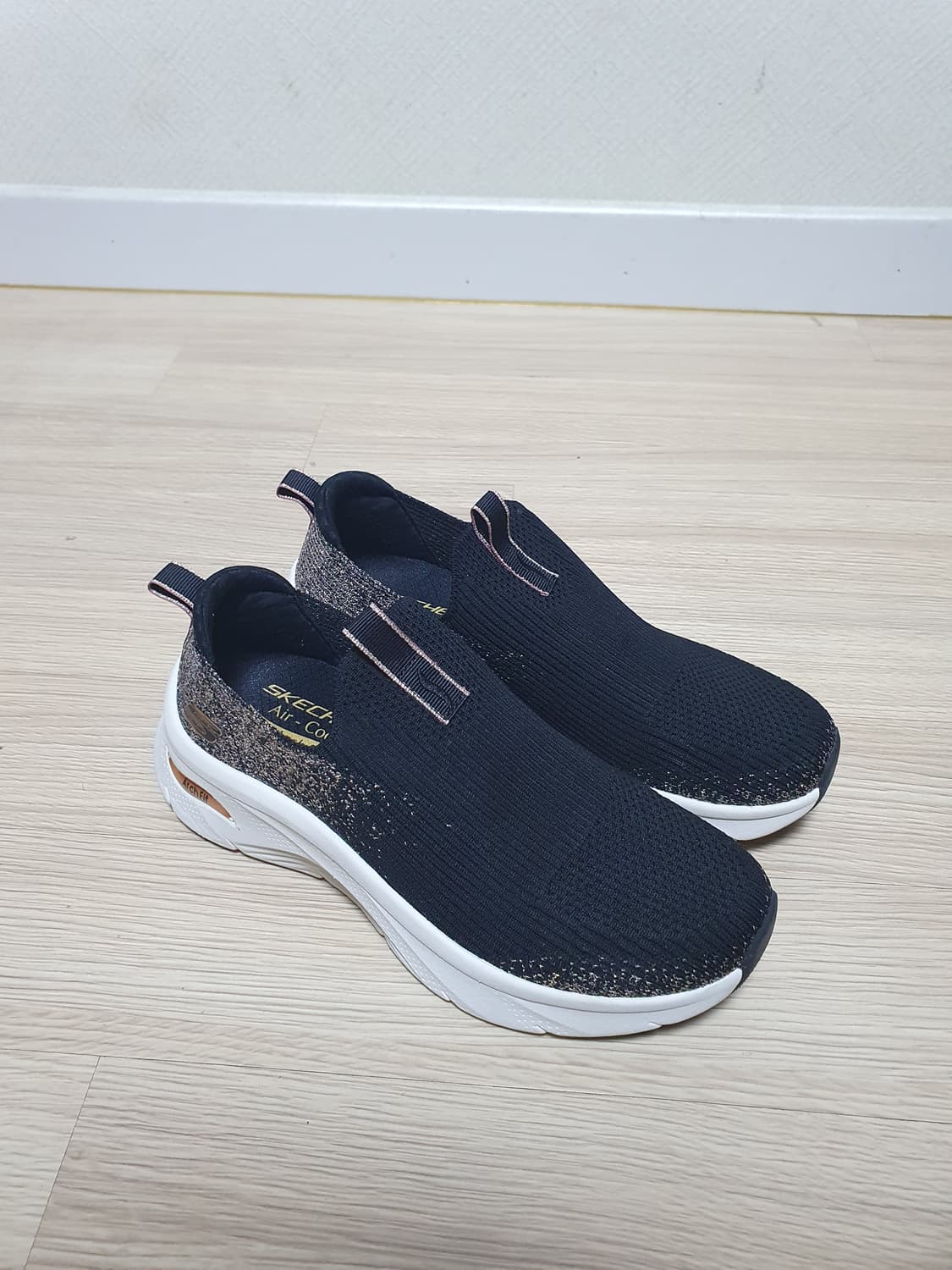 스케쳐스 아치핏 블랙 슬립온 운동화 240 상품이미지2