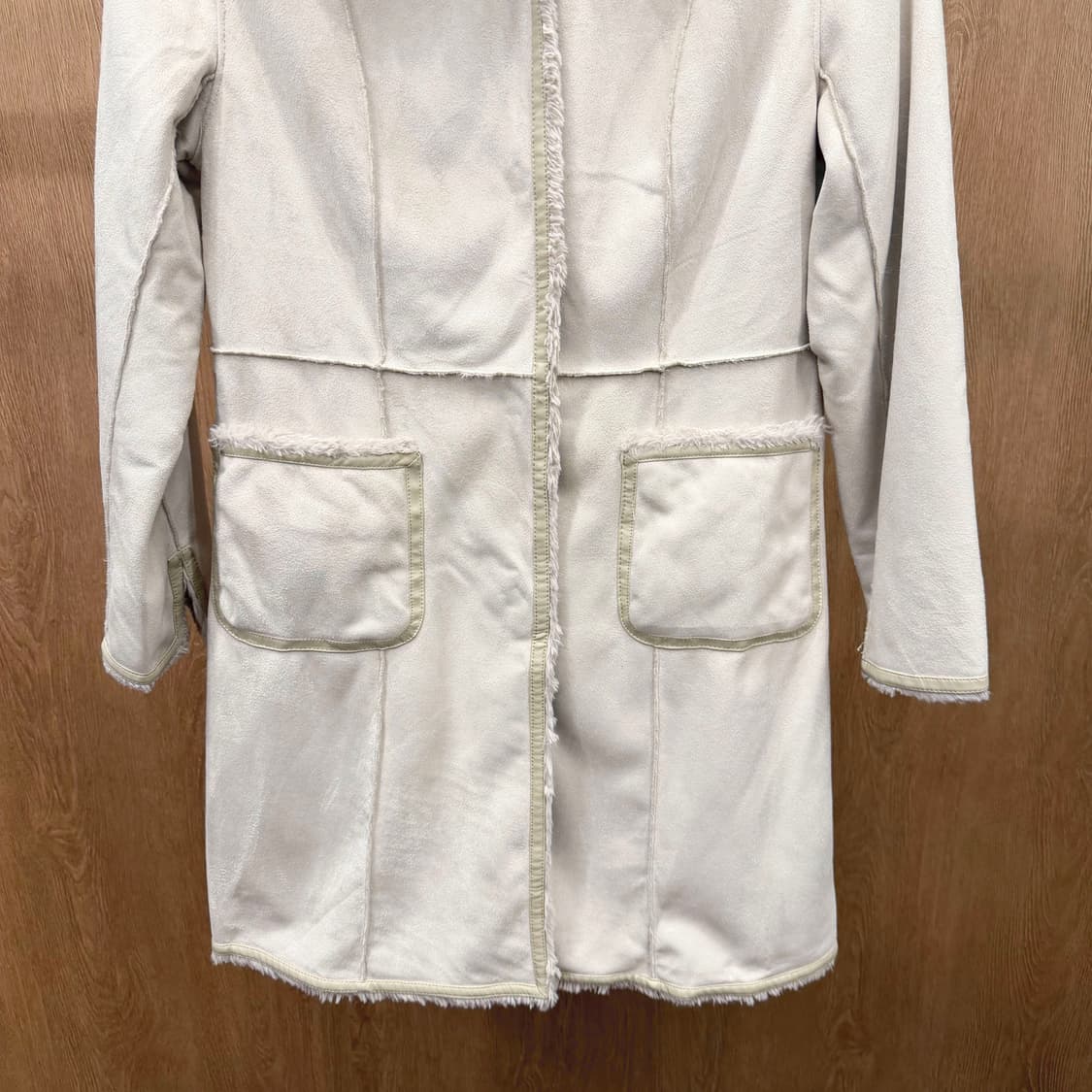 꾸레쥬 롱 무스탕 코트 퍼 트리밍 스냅 버튼업 디테일 레귤러핏 아이보리 상품이미지5