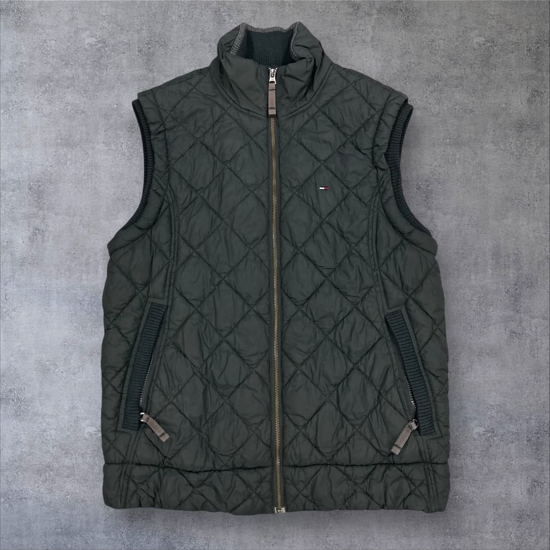 타미힐피거 차콜 컬러 스몰 로고 퀼팅 패딩 조끼 상품이미지1