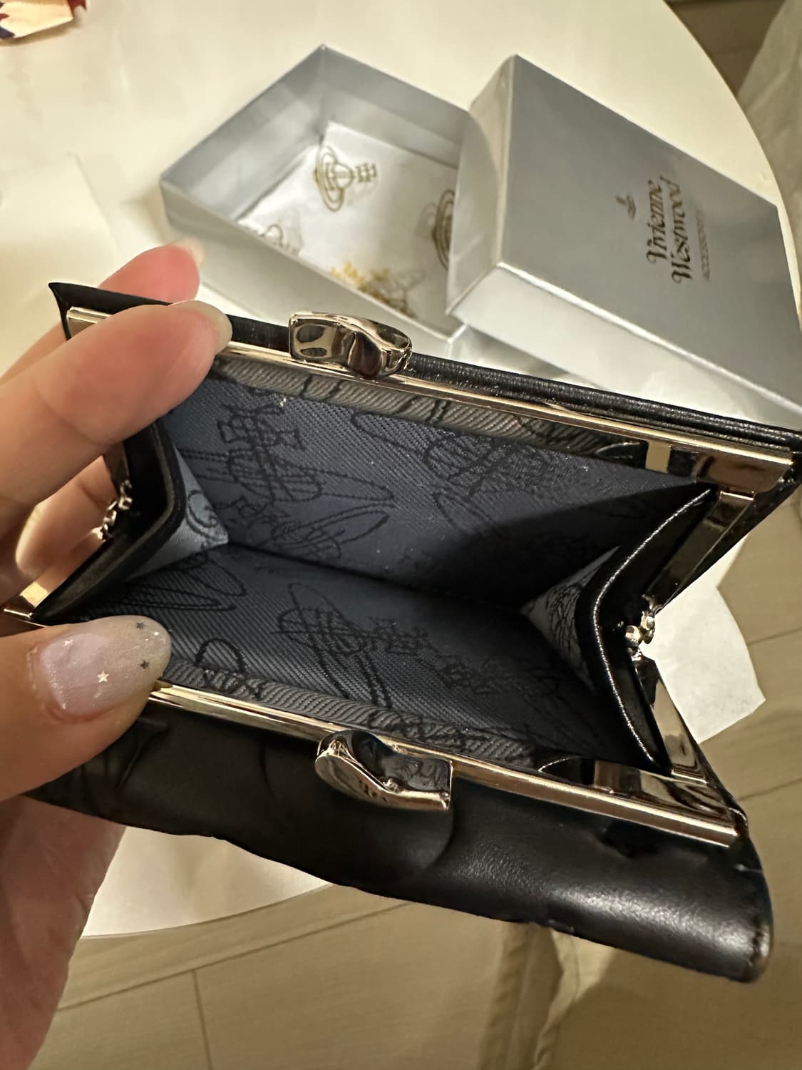 새상품 비비안웨스트우드 아카이브 은장 펀칭 블랙 반지갑 무광 상품이미지4