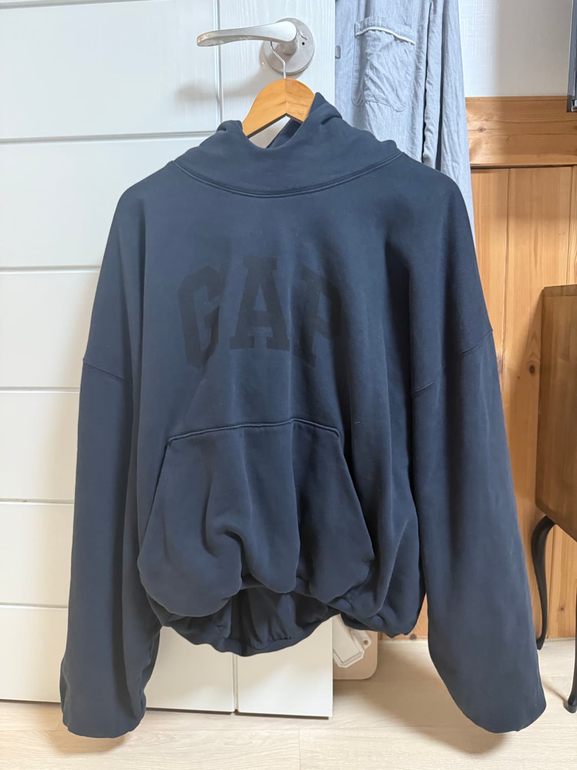 이지 갭 엔지니어드 바이 발렌시아가 도브 후드 워시드블랙 S 상품이미지1