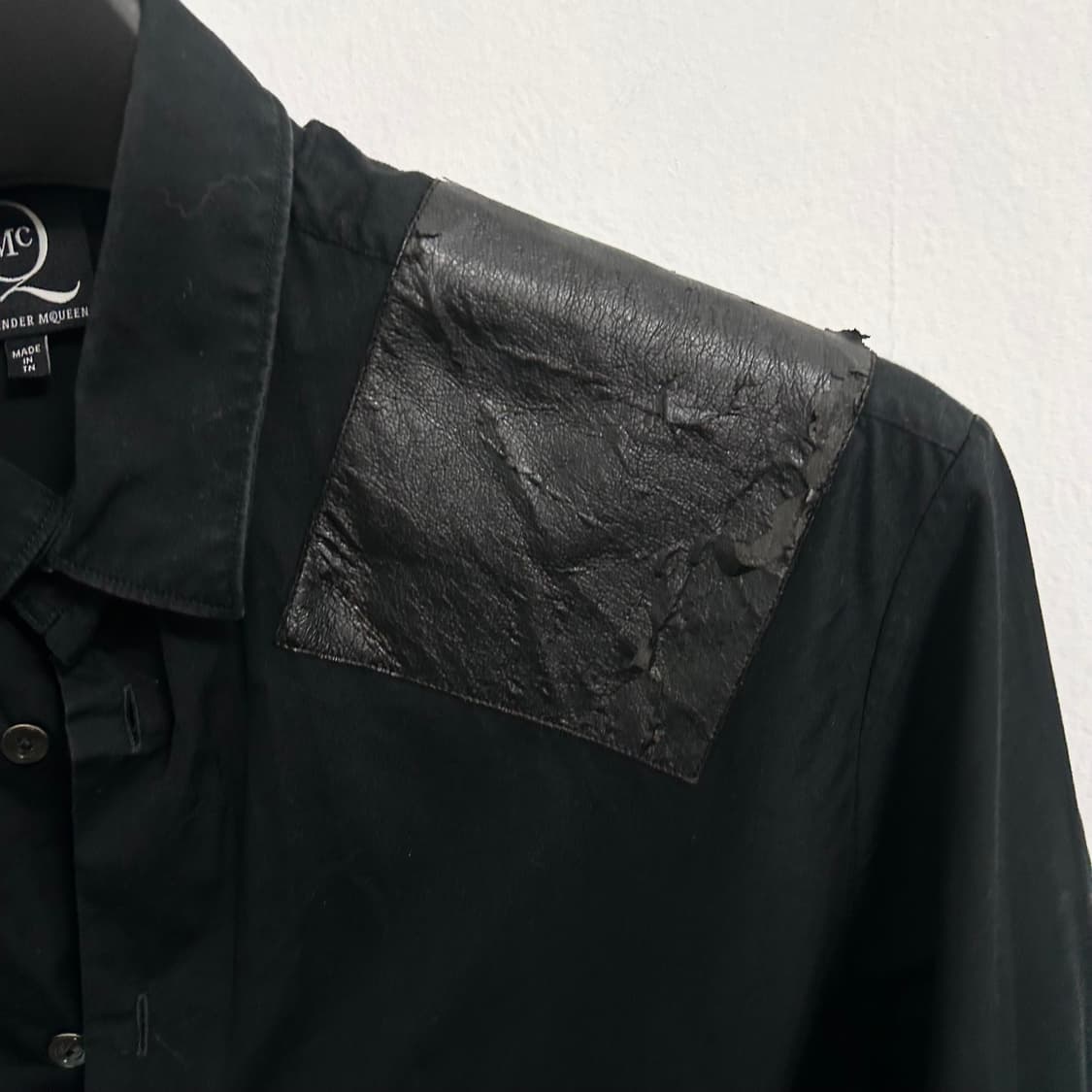 알렉산더 맥퀸 그래피티 레더 패치 셔츠 상품이미지10