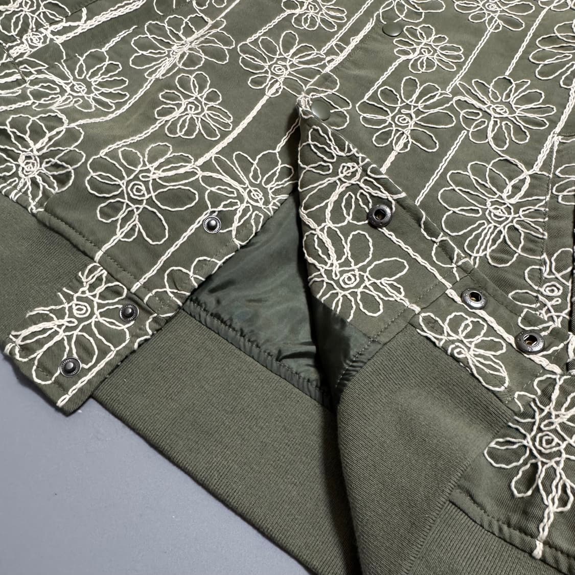 센스오브플레이스 그린컬러 폴리 코튼 혼방 보나티컬 플라워 스타디움 자켓 상품이미지5