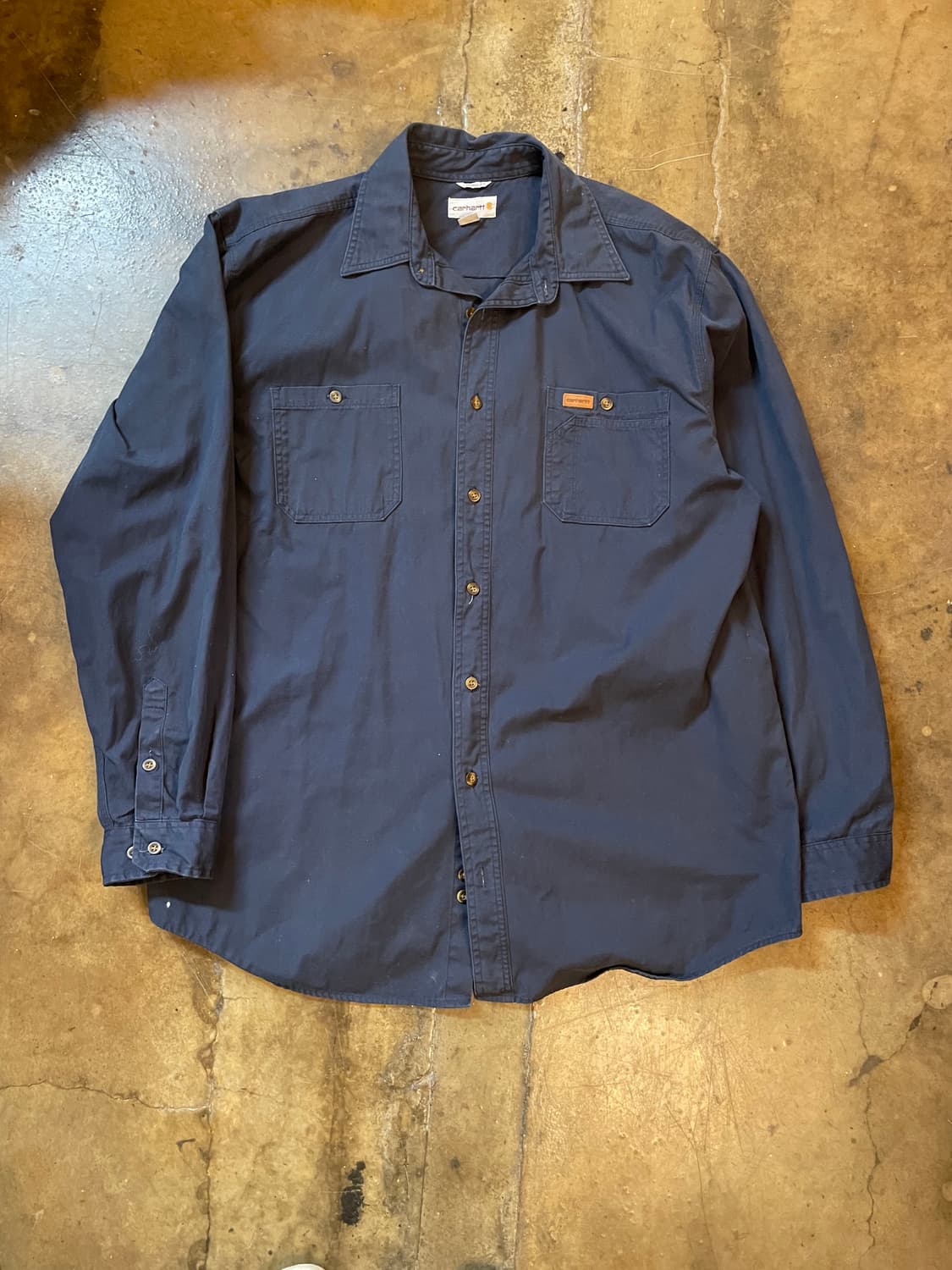 칼하트 오리지널핏 레더패치 워크 셔츠 다크네이비 상품이미지1