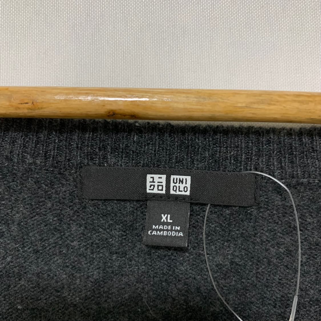 유니클로 캐시미어 100 긴팔 빈티지 브이넥 니트 차콜 XL 상품이미지6