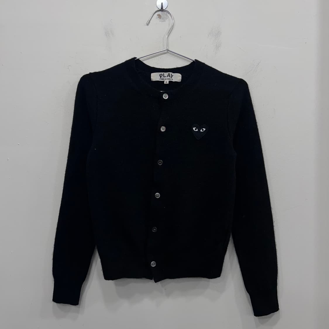 꼼데가르송 시그니처 블랙하트 부클 크롭 가디건 상품이미지2