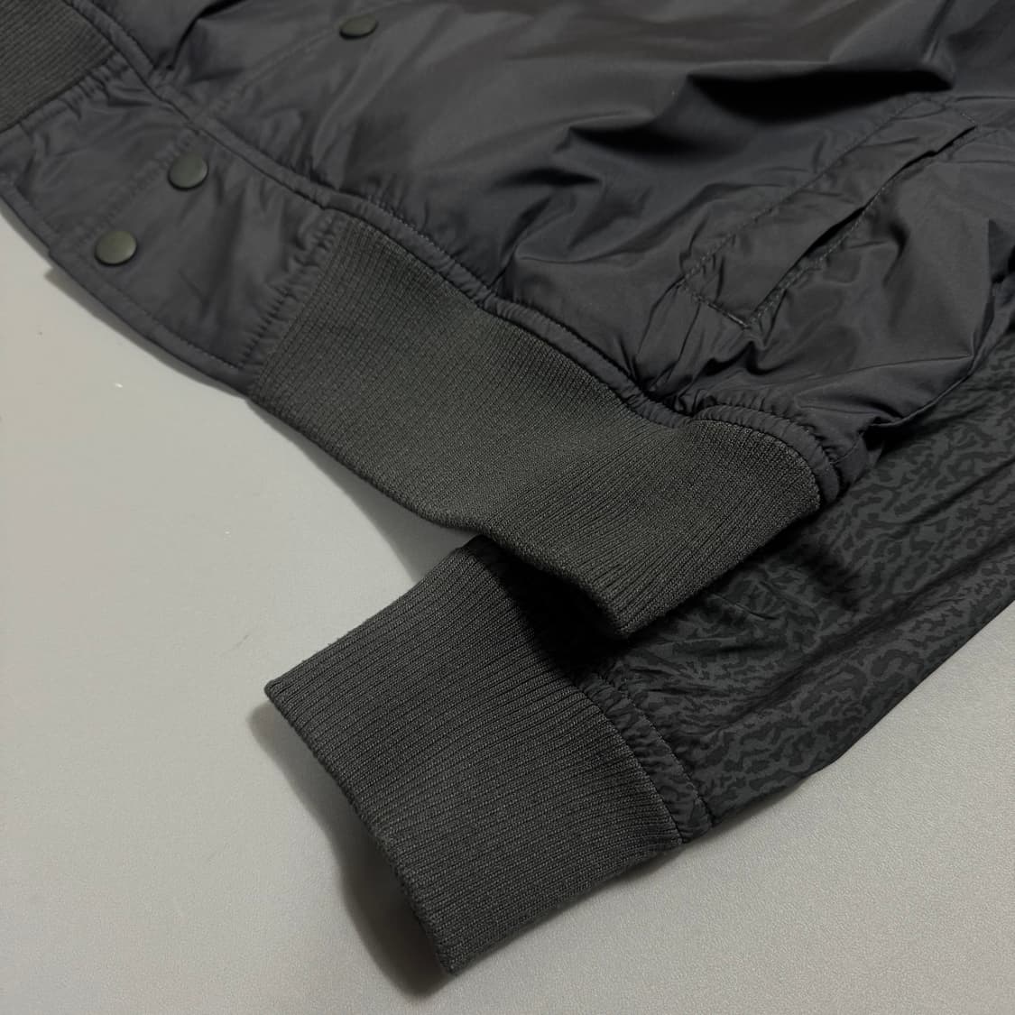 스투시(STUSSY) 차콜컬러 아치 패치로고 레오파드 슬리브 봄버 자켓 상품이미지6