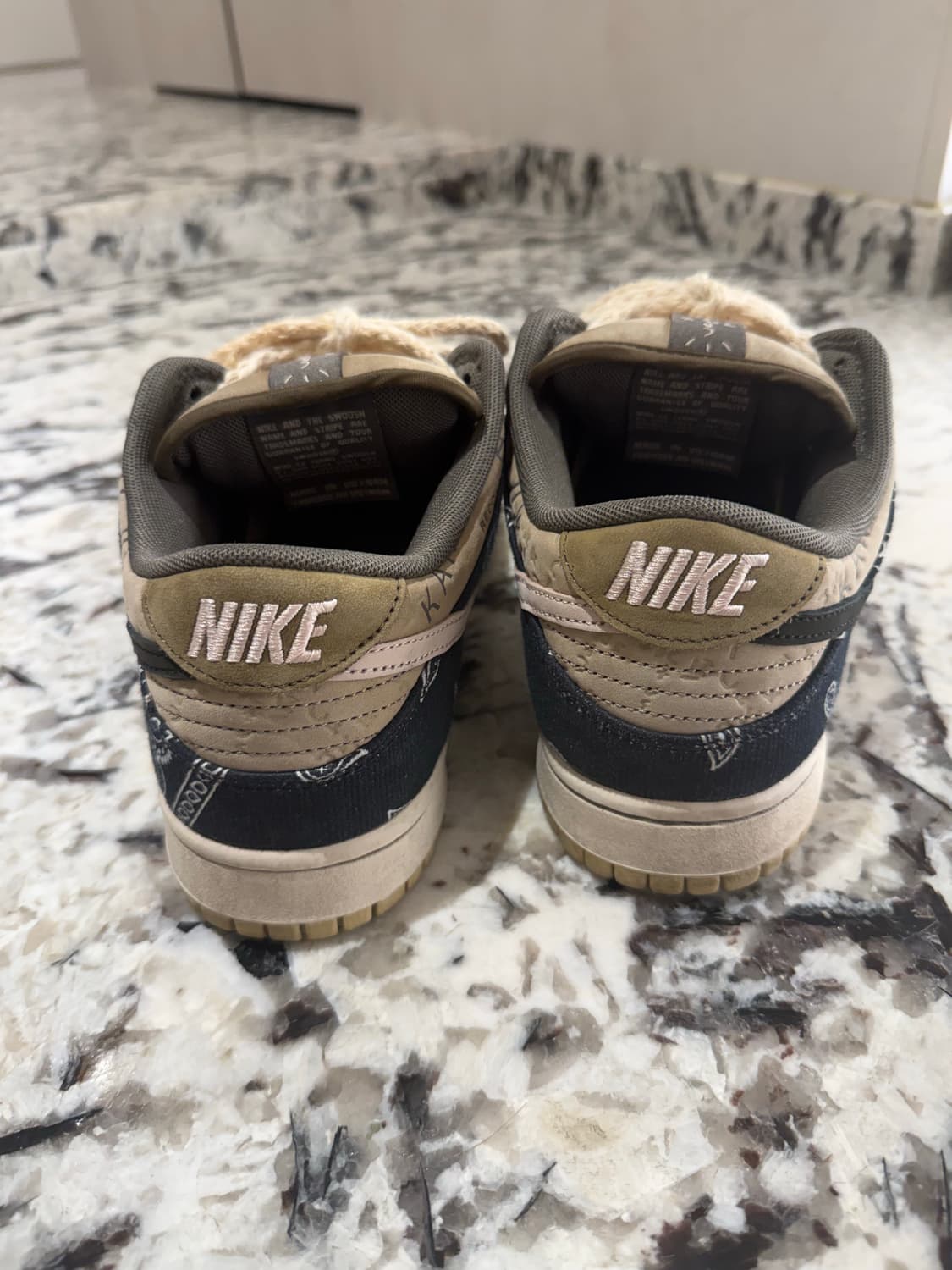 나이키 x 트래비스 스캇 SB 덩크 로우 상품이미지3