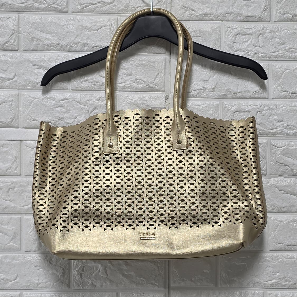 FURLA 훌라 금색 펀칭 숄더백 상품이미지1