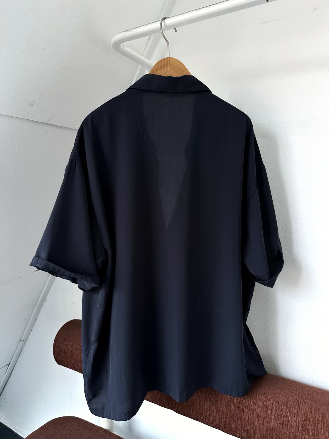 Sheer poly silky touch loose H/S shirt 상품이미지4