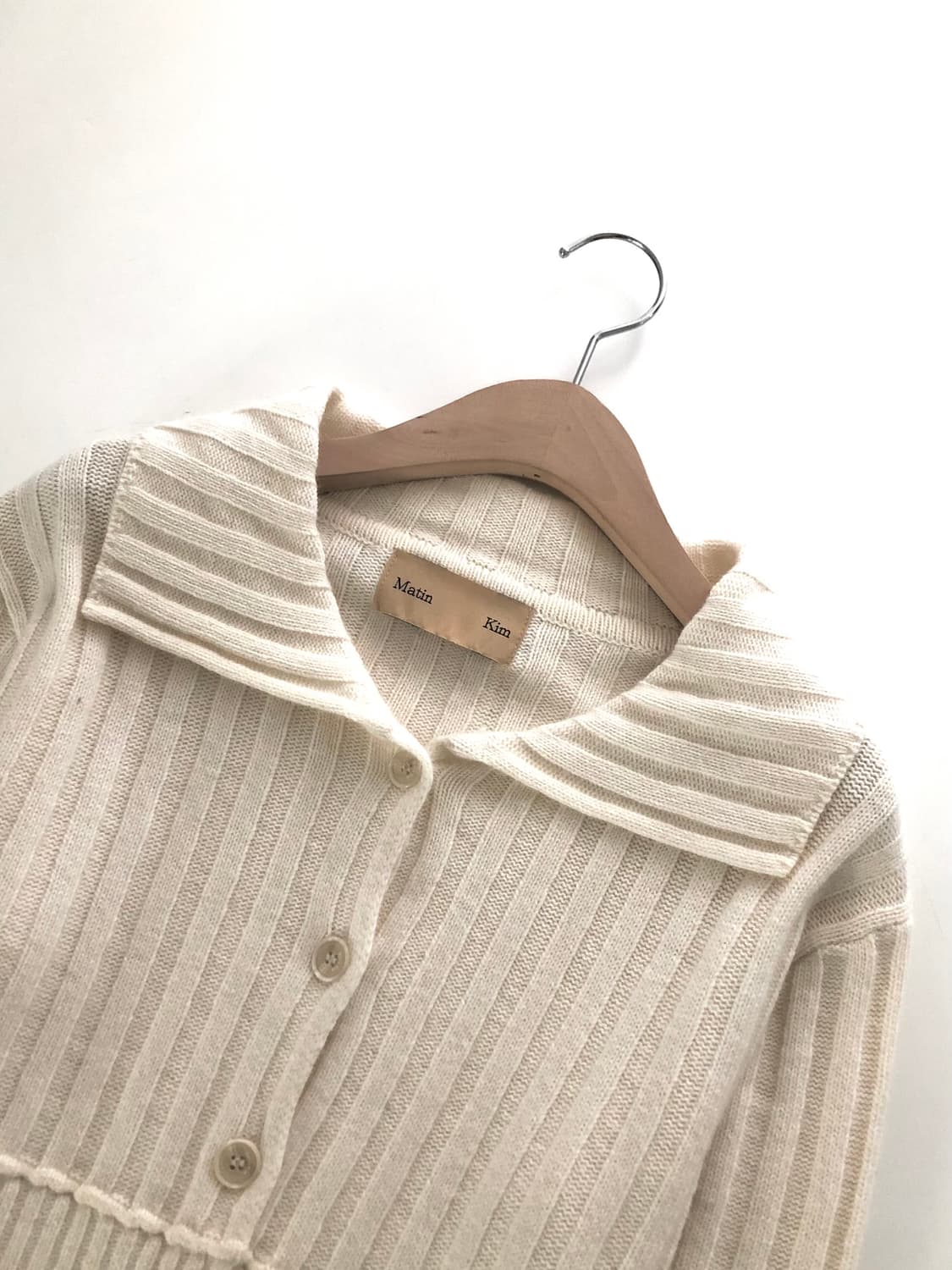 Matin Kim 마뗑킴 아이보리 컬러 메리노울 카라 니트 상품이미지4