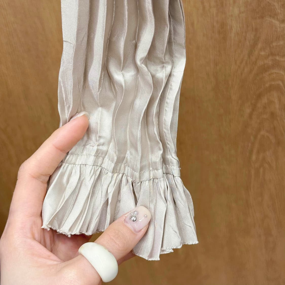 스페치오 플리츠 프릴 블라우스 스트라이프 텍스처 슬림핏 베이지 상품이미지7