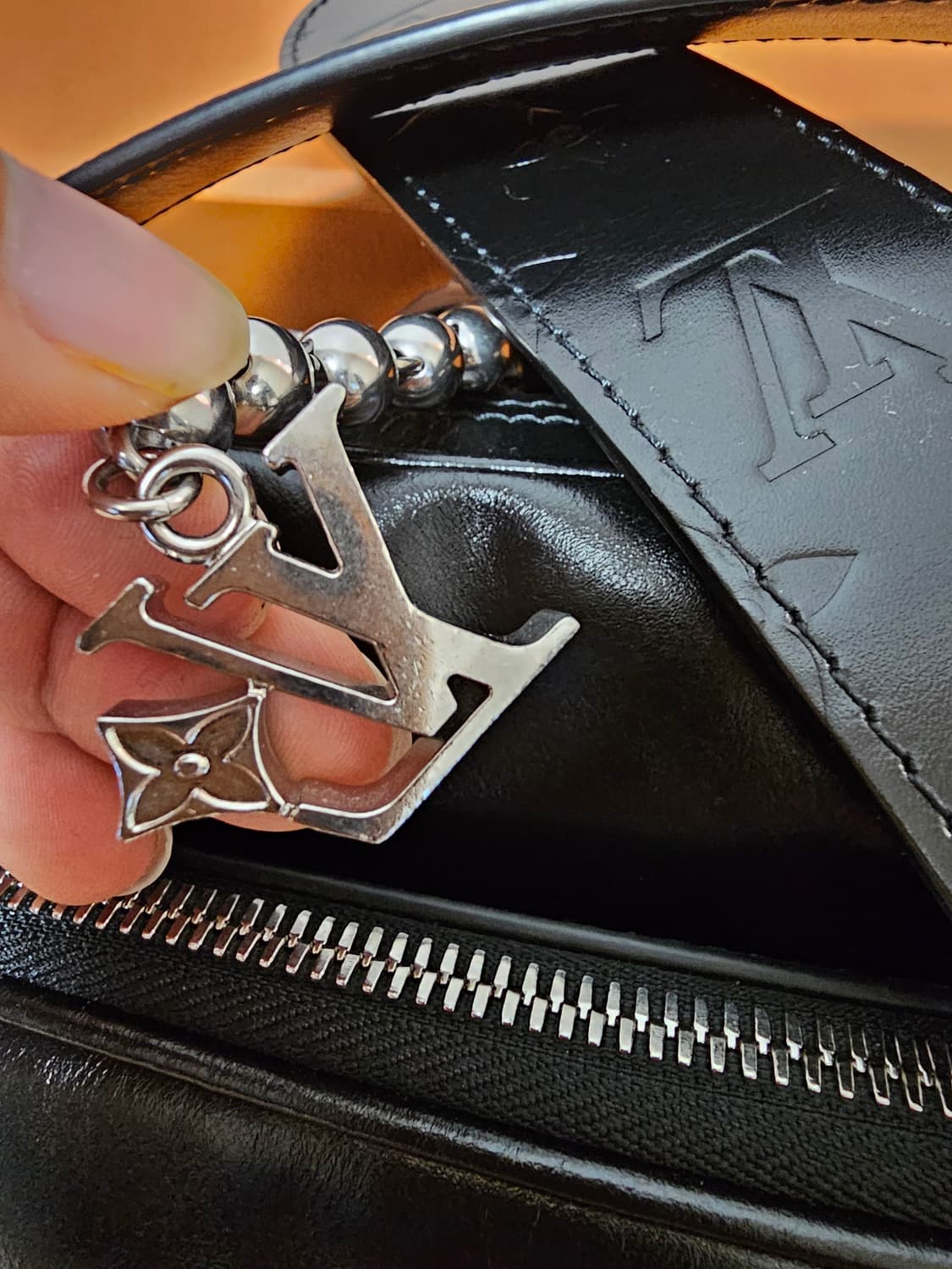 루이비통 쇼라인 퍼렐 한정판 원핸드 닐 토트 크로스백  상품이미지10