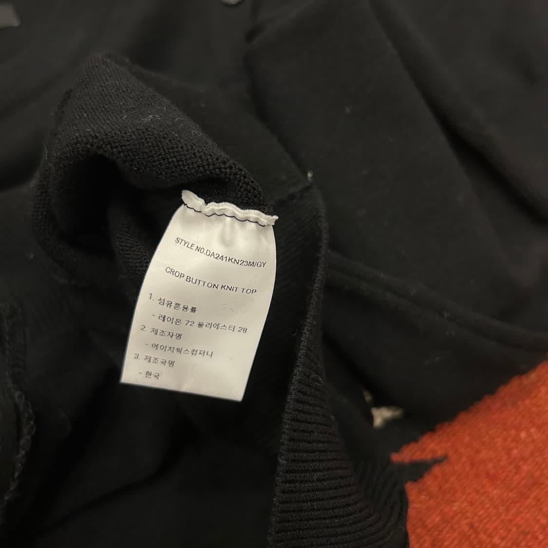 다이애그널 크롭 버튼 니트 탑 상품이미지4
