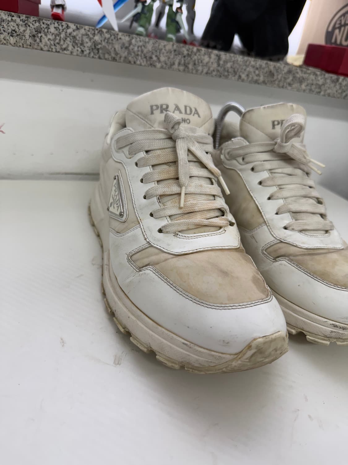 정품) 프라다 남성 리나일론 삼각로고 브러시드 레더 스니커즈 8  상품이미지3