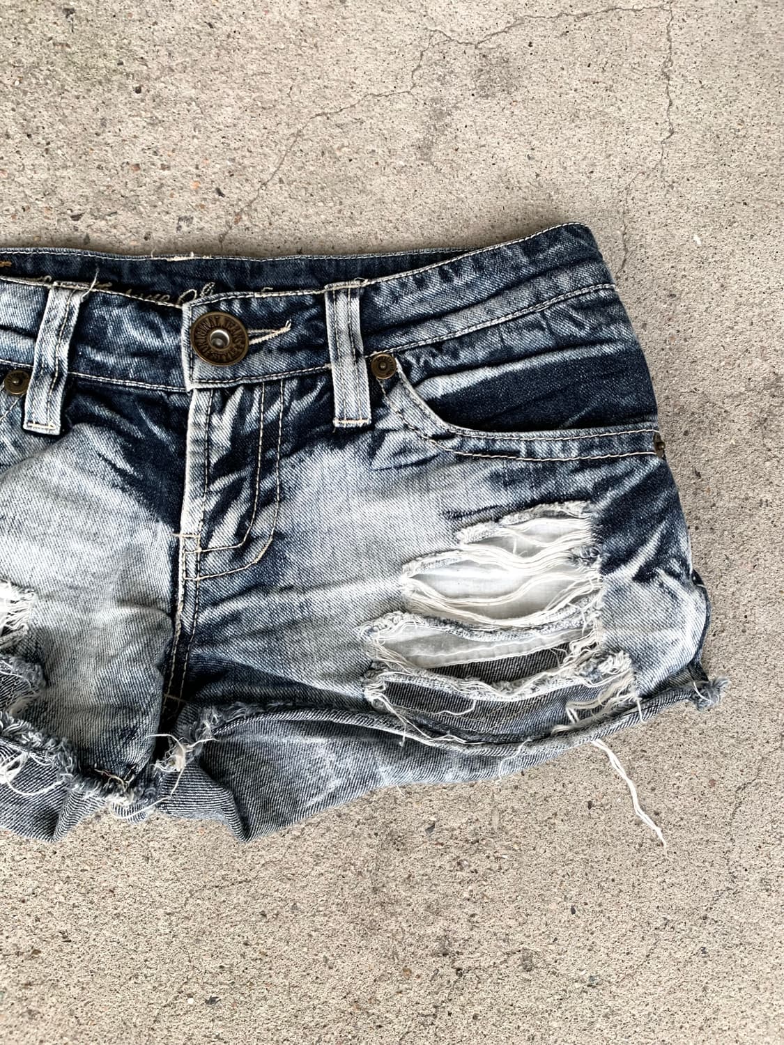 Stone washed distressed shorts  상품이미지3