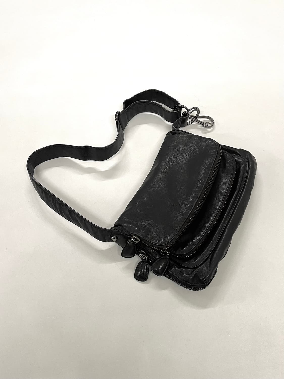 도나카란 컬렉션 지퍼 레더백 상품이미지3