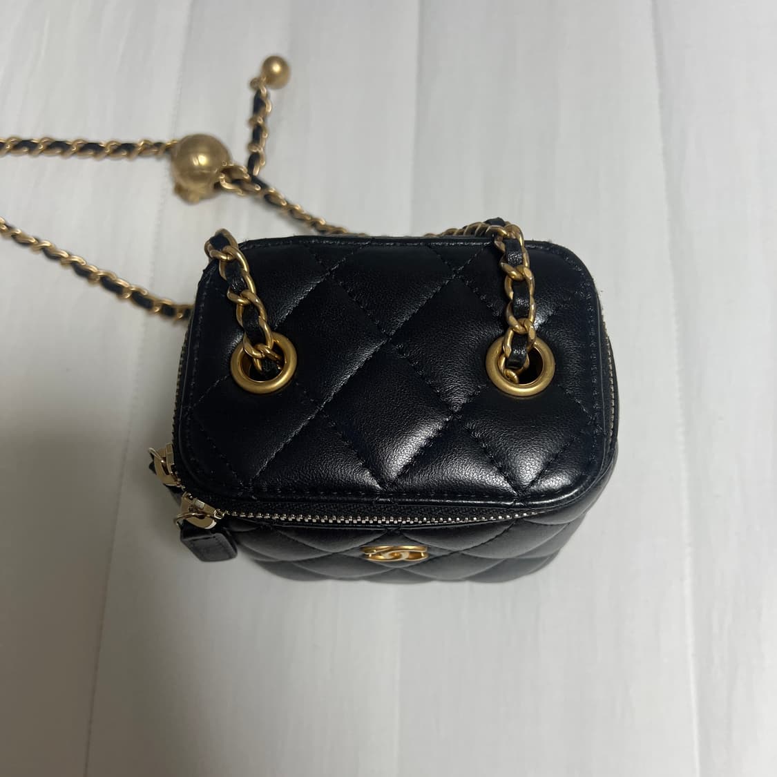 샤넬 정사각 골드볼 베니티 31번대 램스킨 블랙 상품이미지3