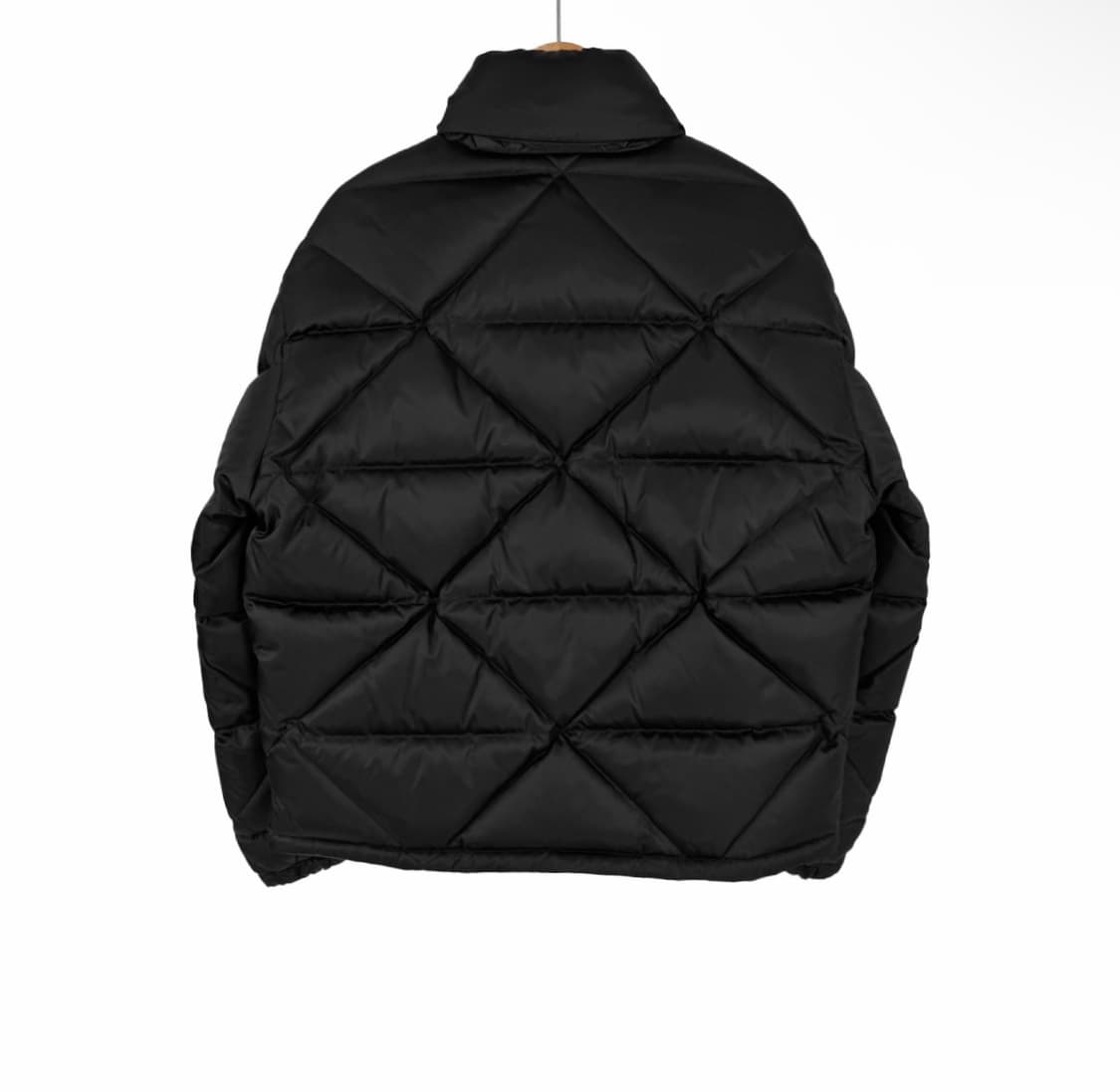[M] 프라다 남성 리나일론 로고 퀄팅 하이넥 개버딘 숏 패딩 자켓 블랙 상품이미지2