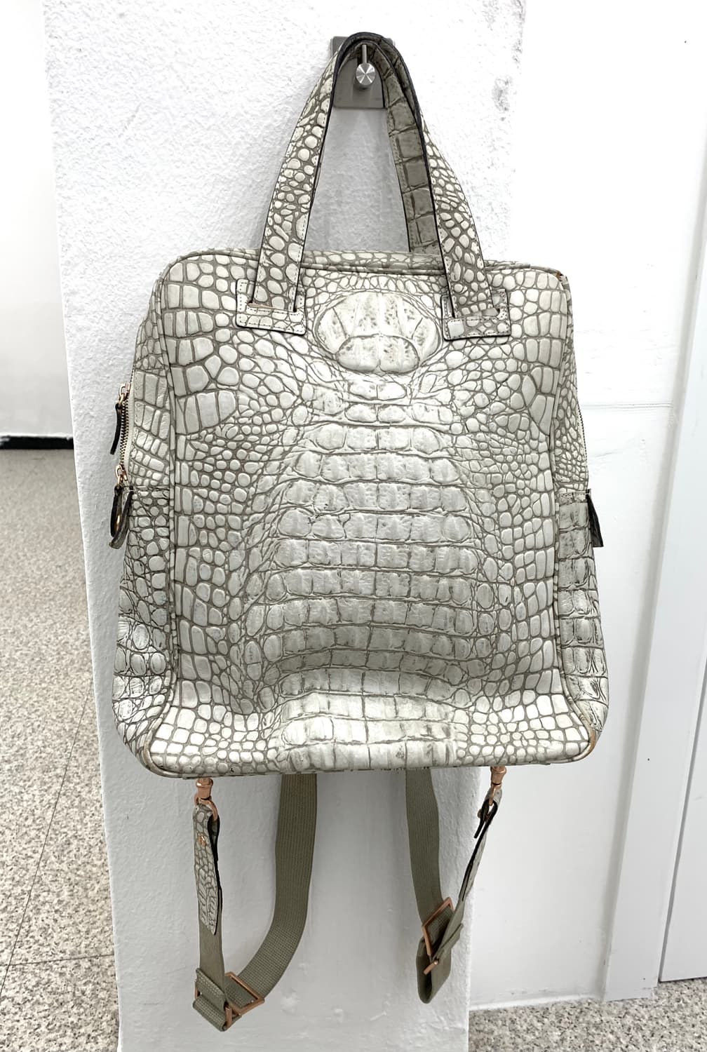 Croc pattern leather back-pack   상품이미지4
